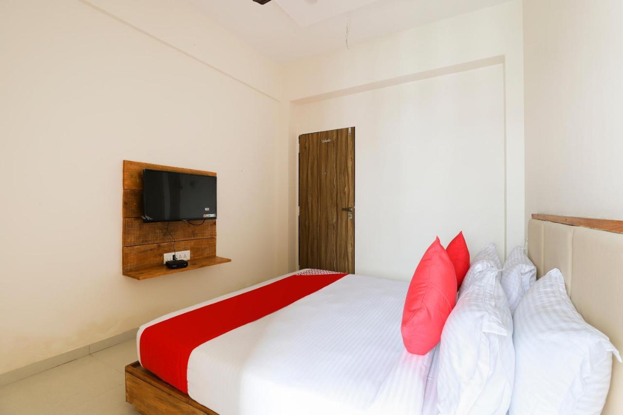 Oyo 49529 Hotel Royal Palace Szúrat Kültér fotó